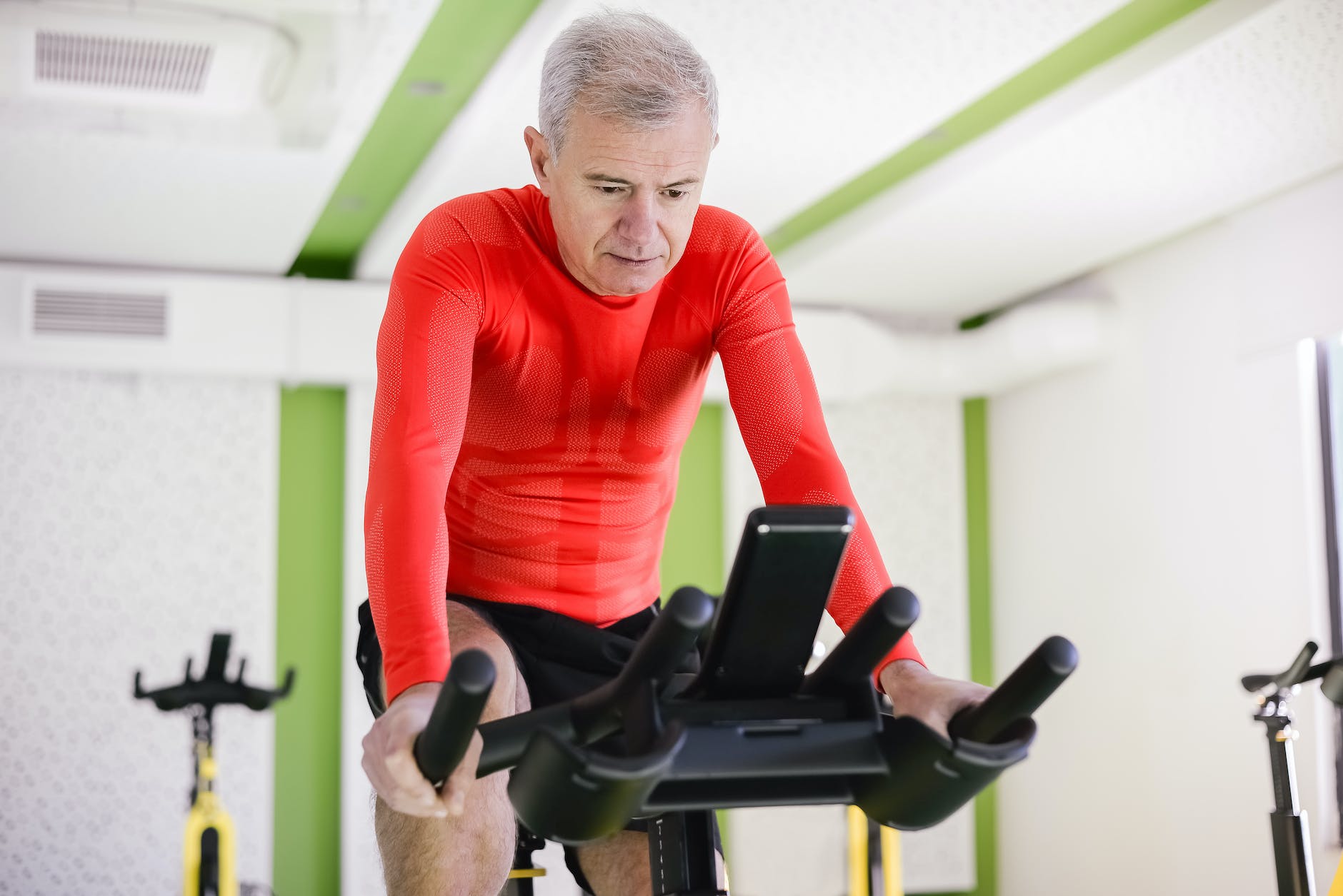 Un homme faisant du vélo sur som home trainer