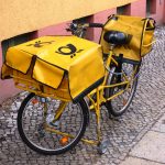 Bagages et porte bagages sur vélo jaune