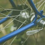 Roues arrière de fixie avec cadre bleu