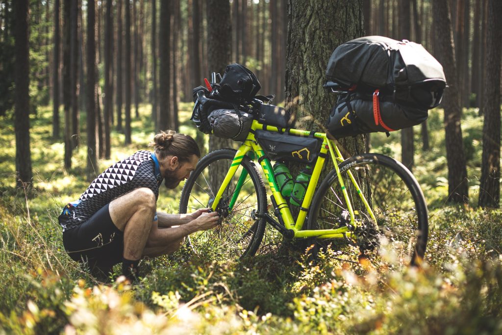 Voyage en vélo en foret avec sacoches