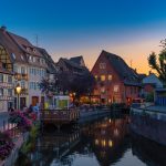 Photo d'une ville de France au crépuscule