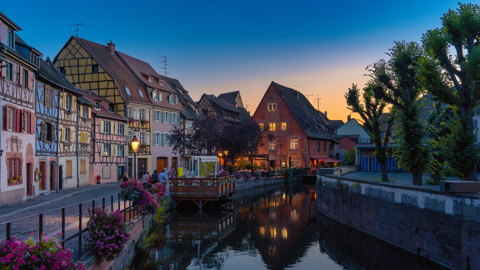 Photo d'une ville de France au crépuscule
