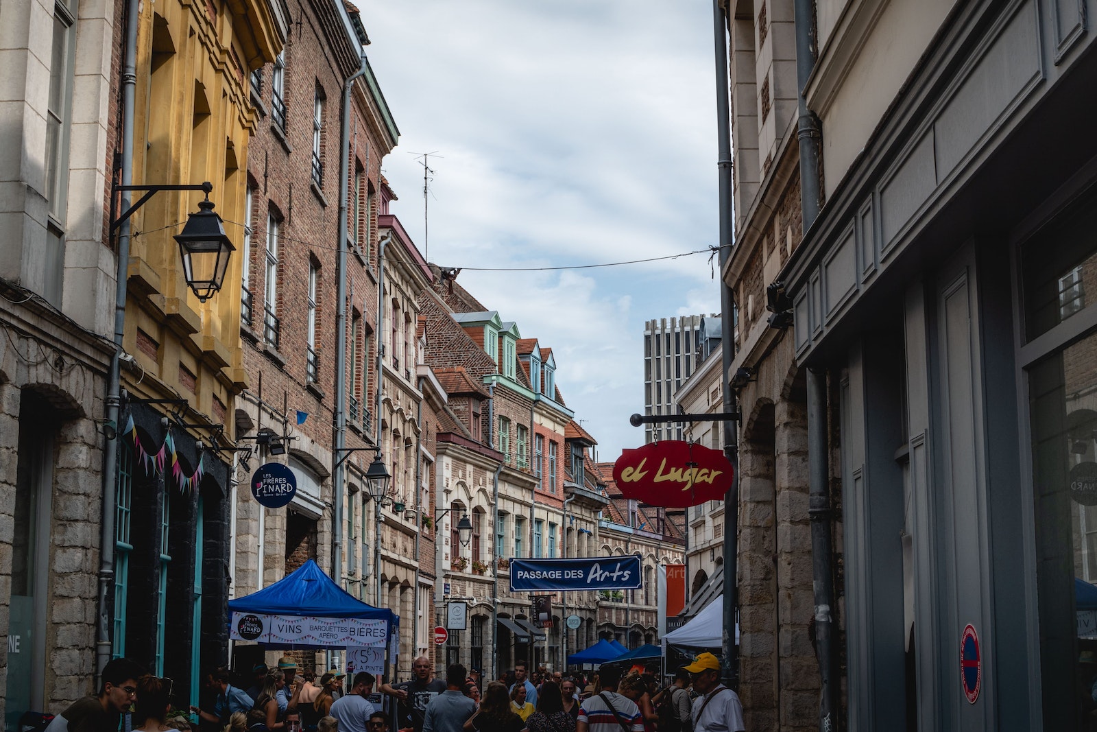 Une rue piétonne à Lille donc sans vélo