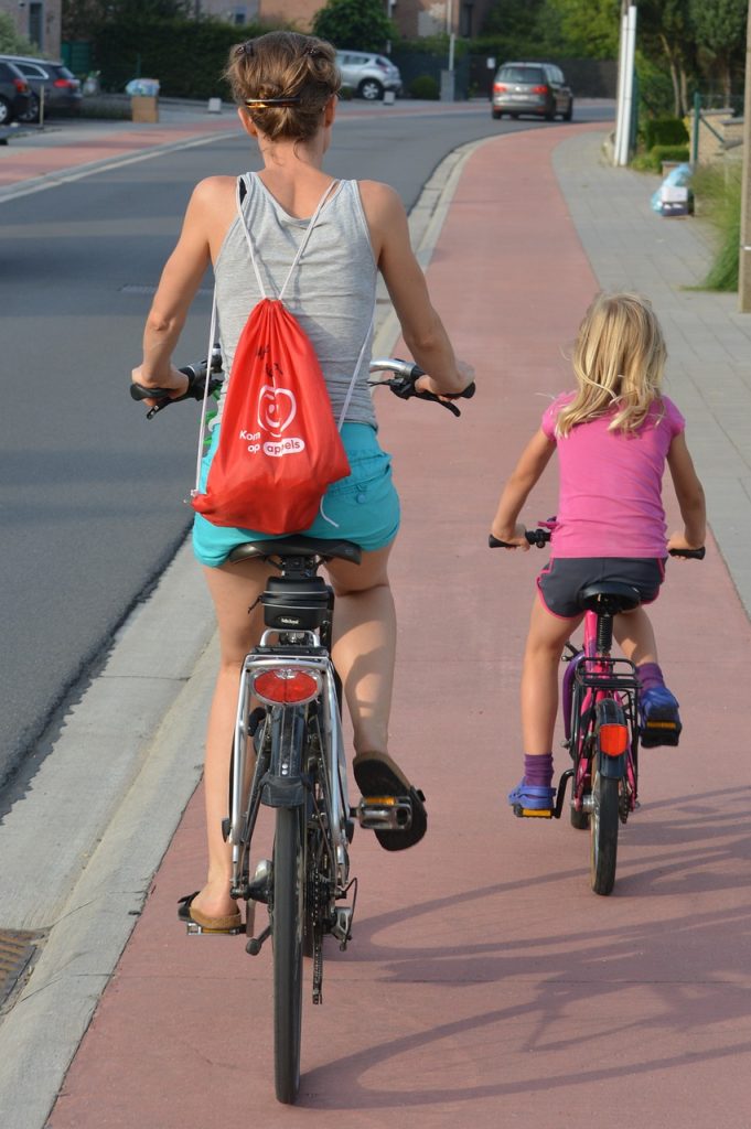 Une mere et sa fille sur une piste cyclable de France
