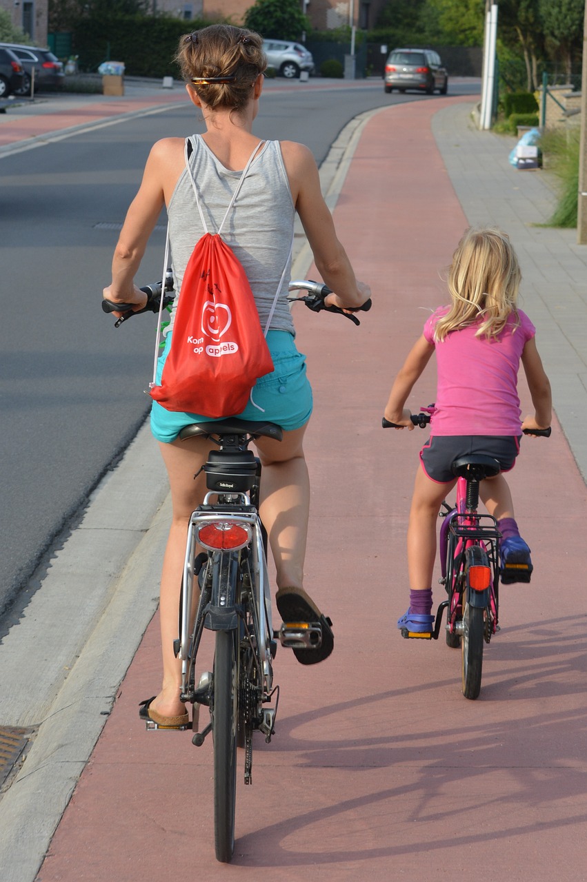 Une mere et sa fille sur une piste cyclable de France
