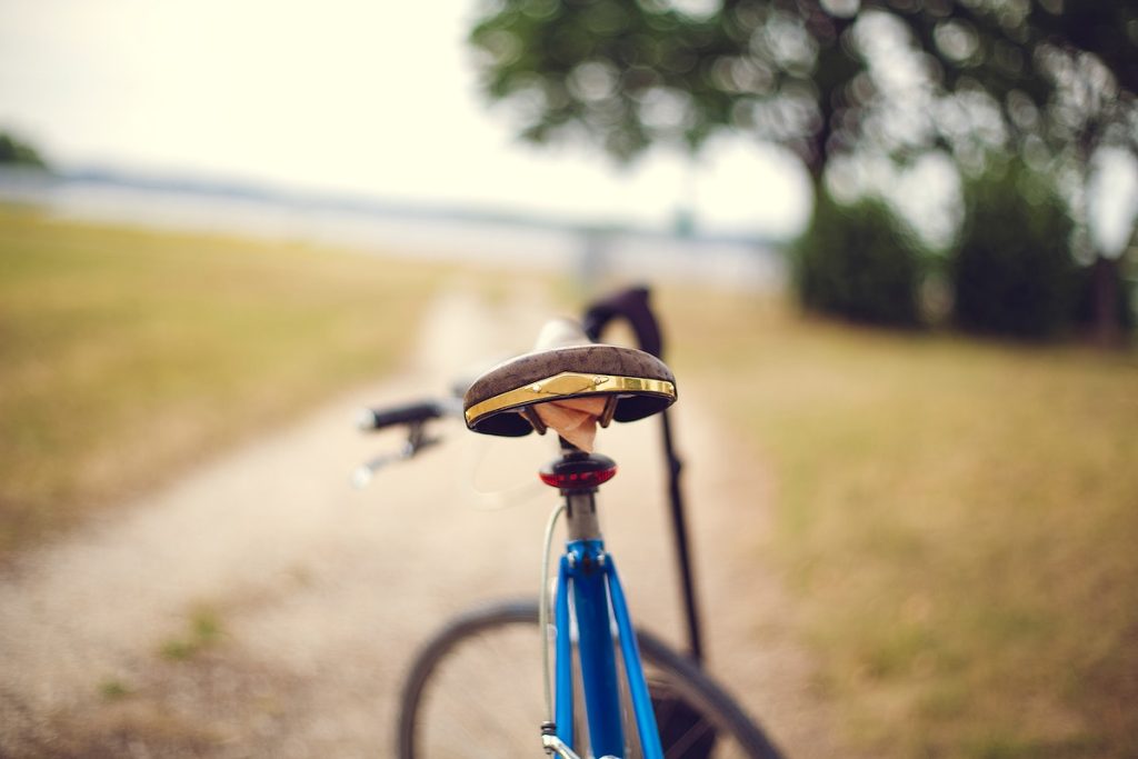 Vélo fixie vue de l'arriére sur route de campagne