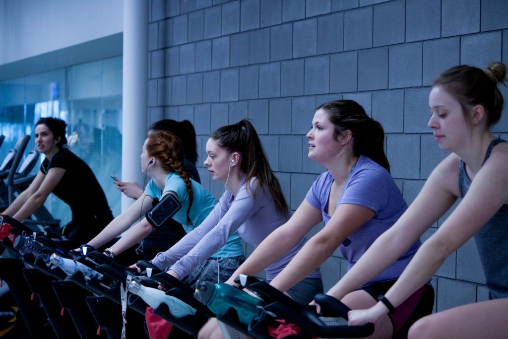 Femmes prenant un cours de spinning