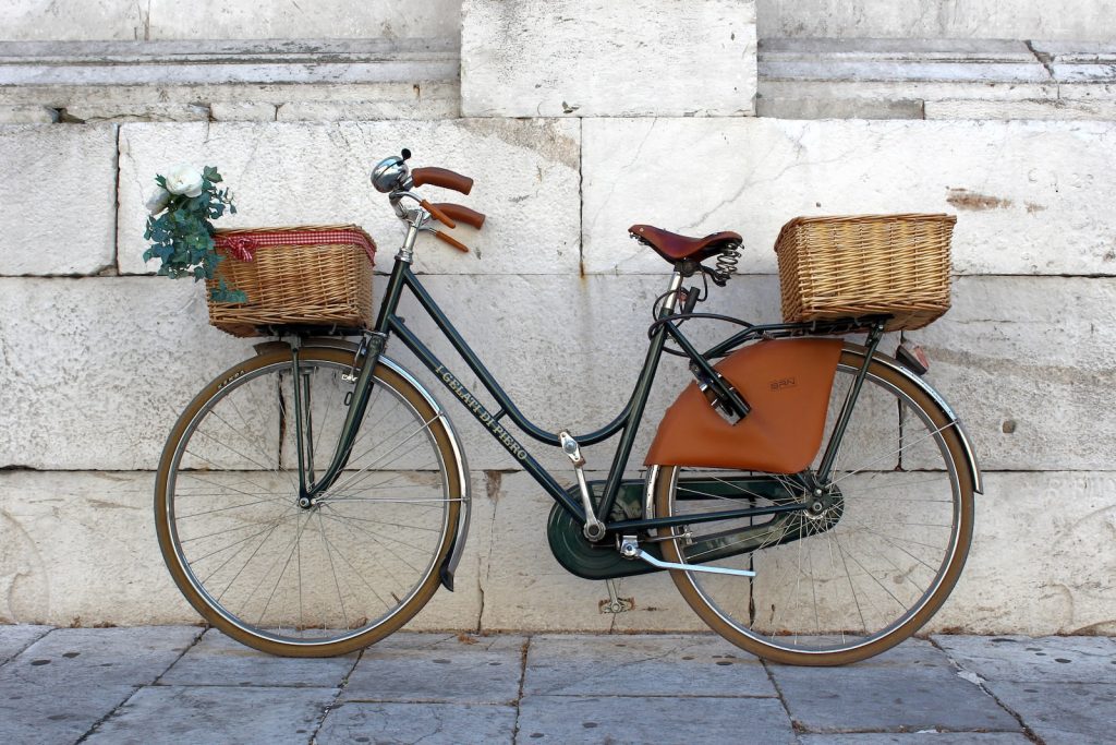 Un vélo vintage sympa avec un panier avant et un autre à l'arriére