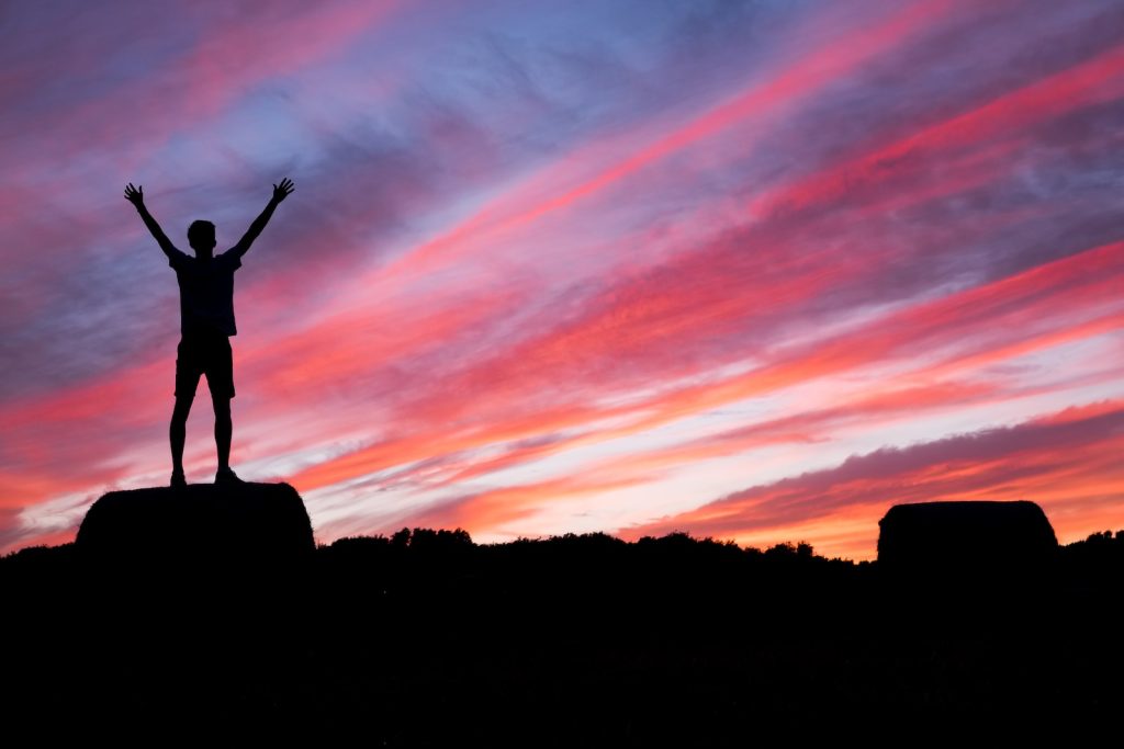 Un homme au top de la montagne