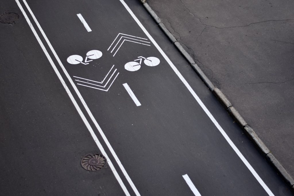 Pistes cyclables au sol sur la chaussée