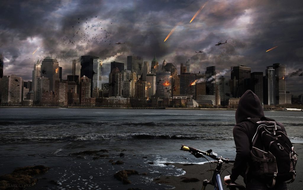 Biker avec sac à dos regardant la ville de l'autre cote du fleuve