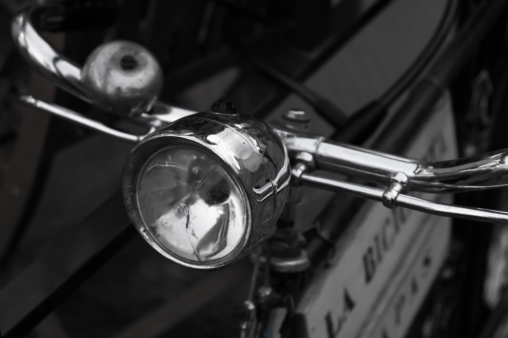 Photo d'une lampe de vélo sur guidon avec freins
