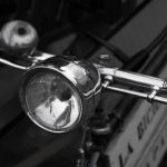 Photo d'une lampe de vélo sur guidon avec freins