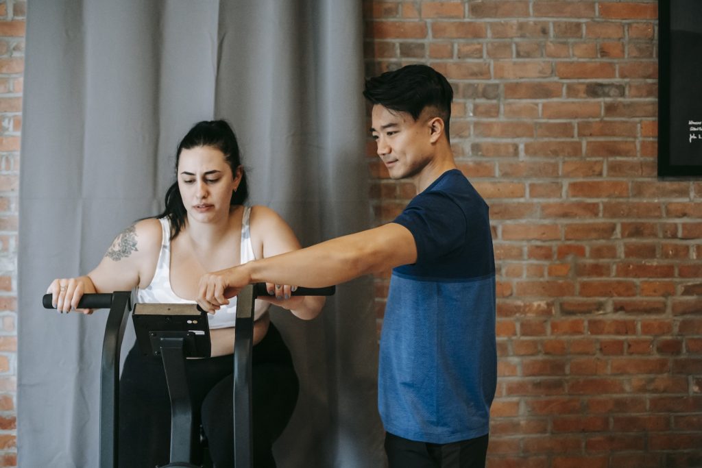 Se muscler en vélo avec un homme et une femme