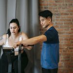 Se muscler en vélo avec un homme et une femme