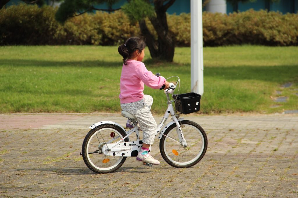 Petite fille (enfant) roulant en vélo