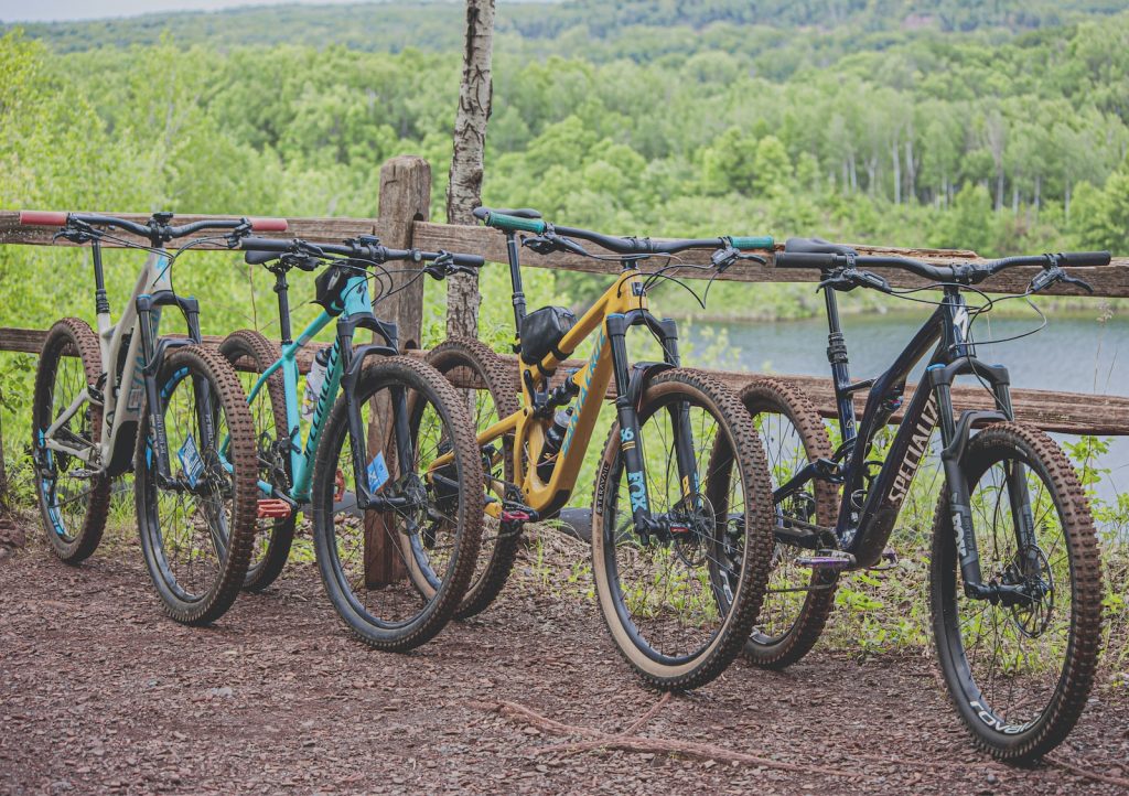 Des VTT qui viennent de rouler sur des chemins