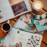 Faire des mots croisés avec vélo d'appartement