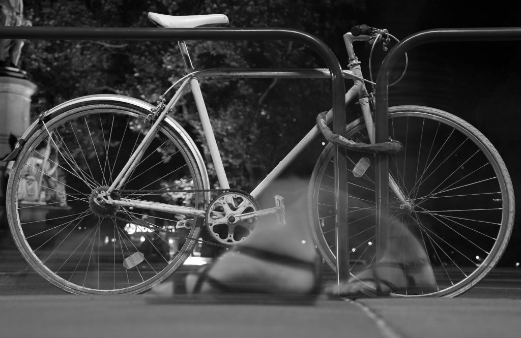Vélo avec cale pied gris